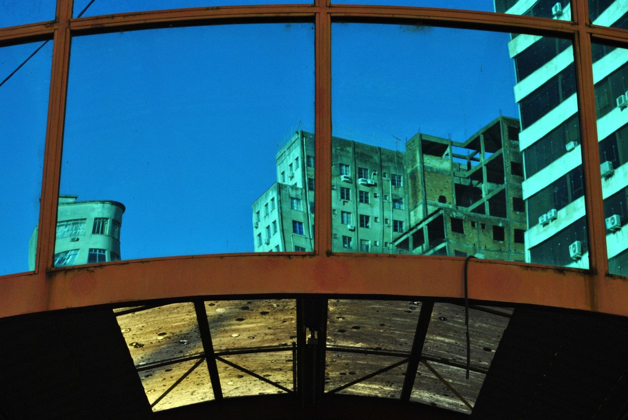 Reflexos e sombras na fotografia do telhado do terminal Parobé, POA, RS