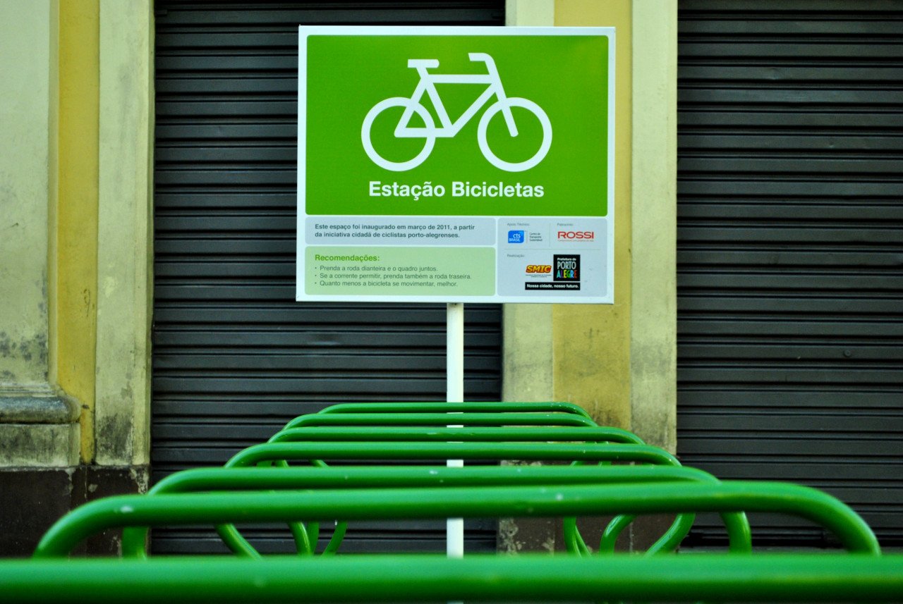 Barras e placa do bicicletário e o Mercado Público de Porto Alegre, ilustrando artigo das cores na fotografia.