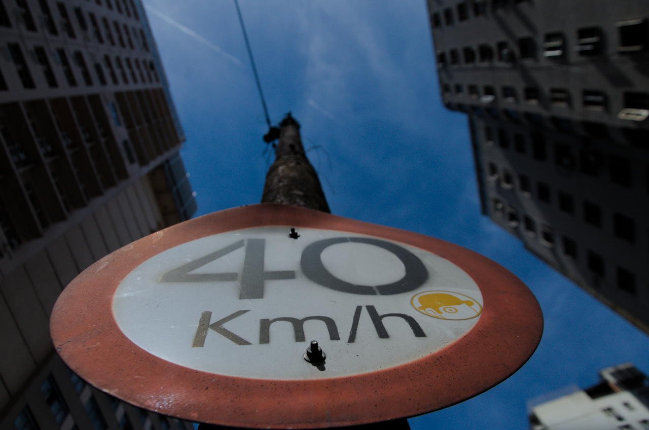 Placa de velocidade de 40 km/h, alusivo à velocidade de começar na fotografia