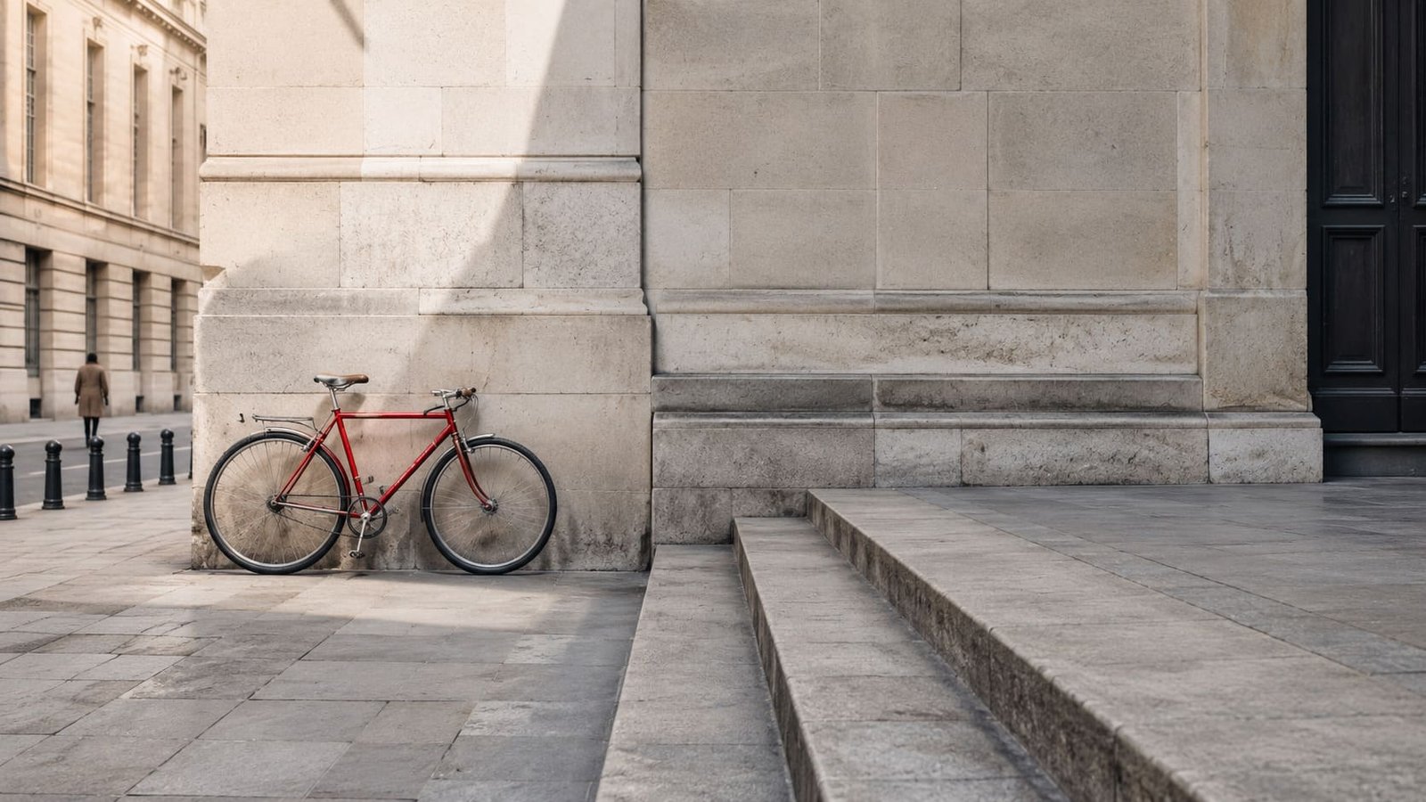 Bicicleta Vermelha na Fachada de Pedra, ilustrando artigo Cores na fotografia.