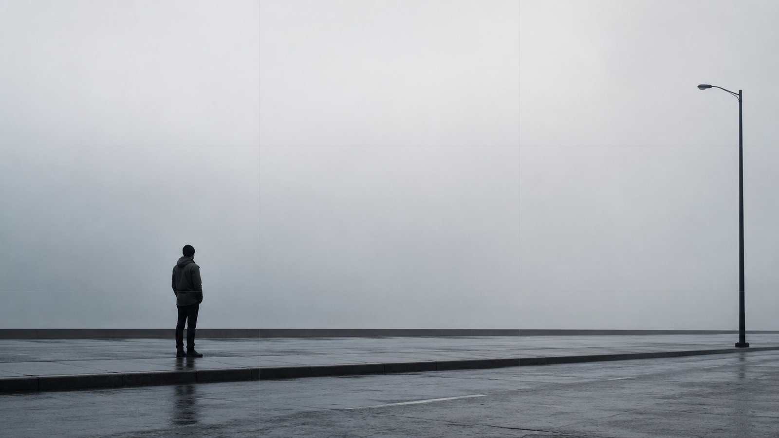 Pessoa caminhando junto à orla e poste de energis à direita, ilustrando artigo Regra dos Terços na fotografia.