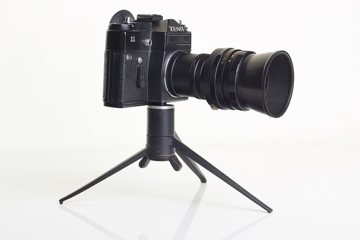 Camera Zenit 11 on a tripod.jpg