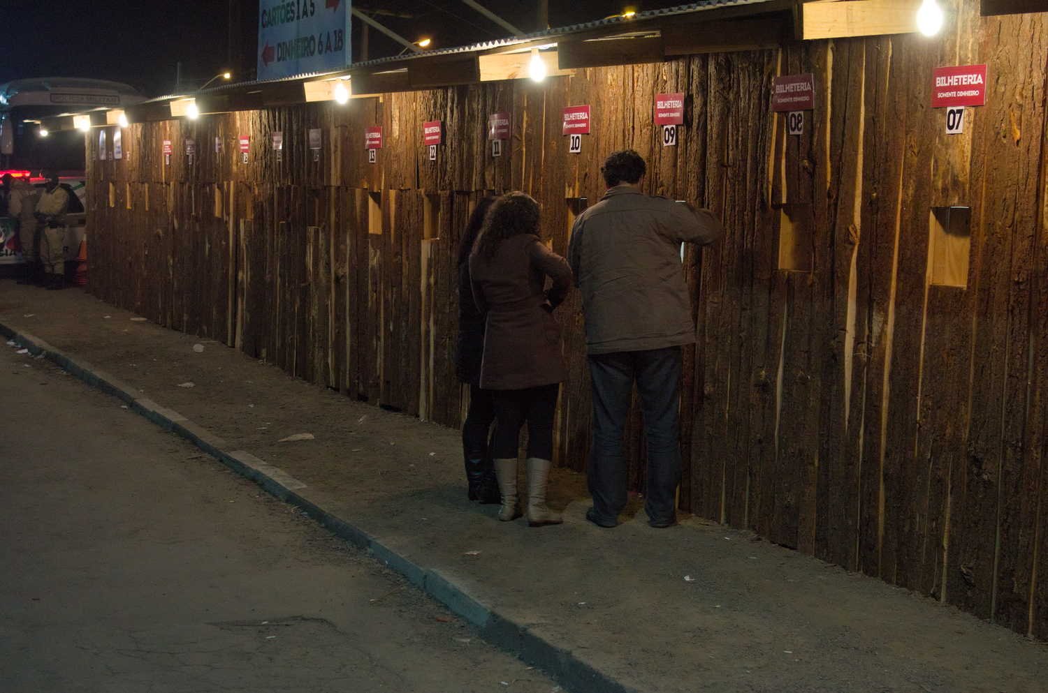 Foto noturna de visitantes comprando ingressos em Lages