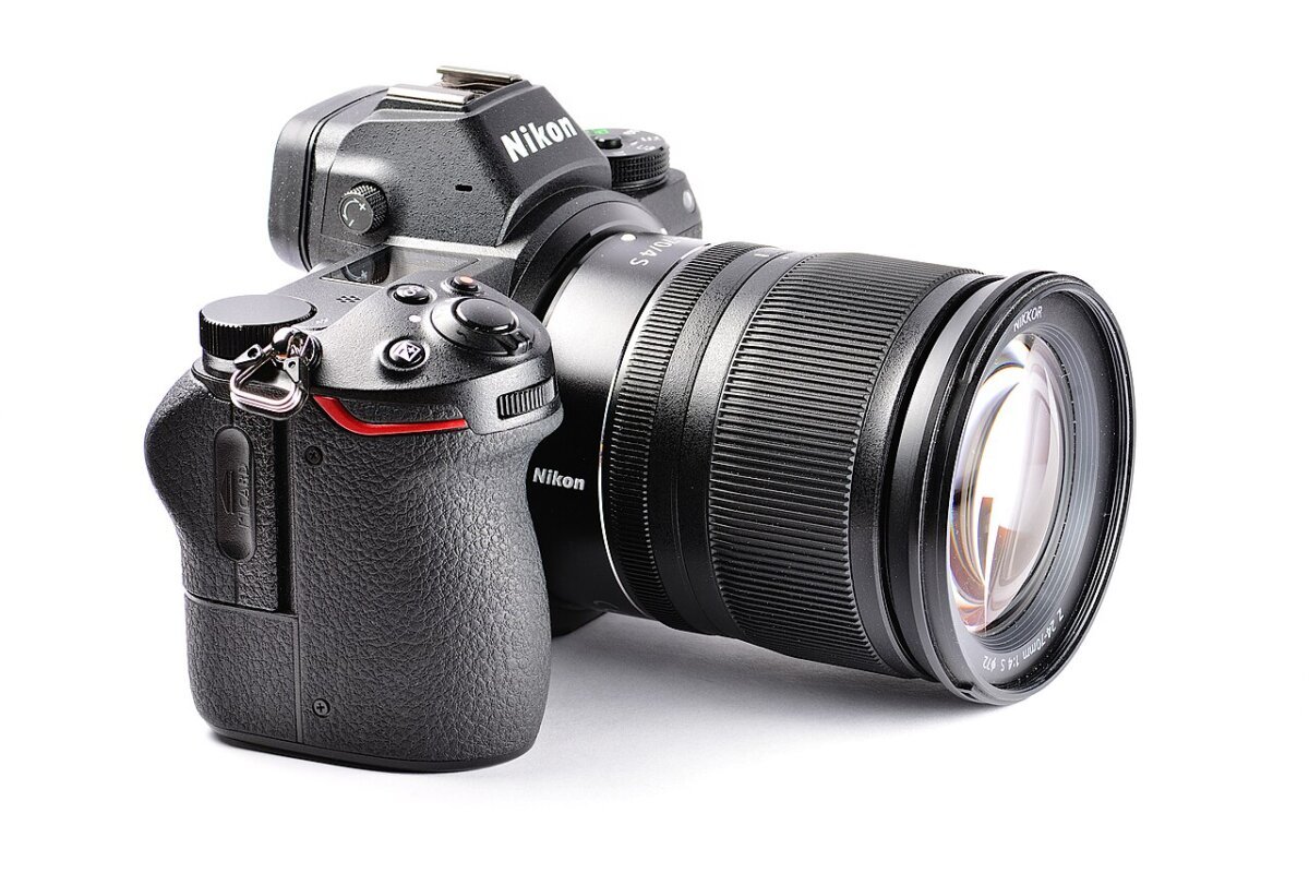 Nikon Z 6 with Nikkor Z 24-70 4S front left.jpg