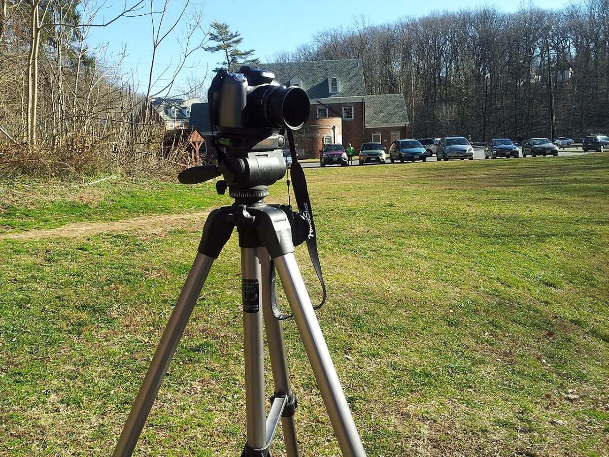 Camera on tripod (9727123224).jpg