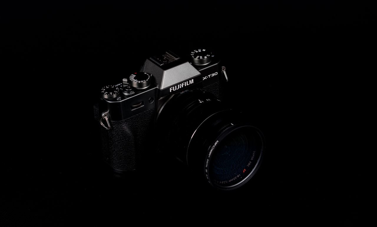 Câmera Fujifilm em ambiente de pouca luz, ilustrando artigo Câmeras Fujifilm hoje.