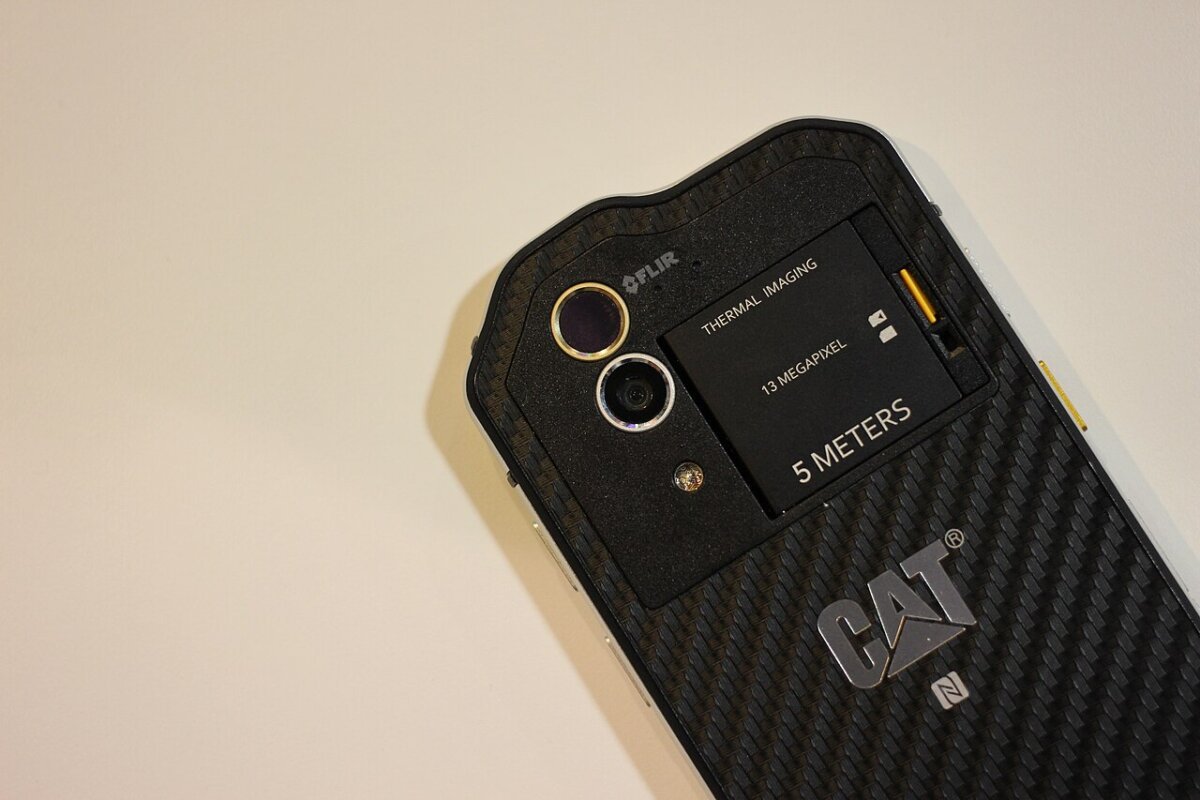 CAT S60 phone with Flir thermal camera (26087583214).jpg