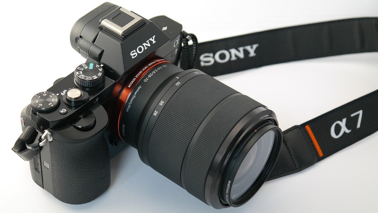 Câmera Sony, provavelmente modelo Alpha 7 sobre superfície branca, ilustrando artigo Câmeras Sony hoje.