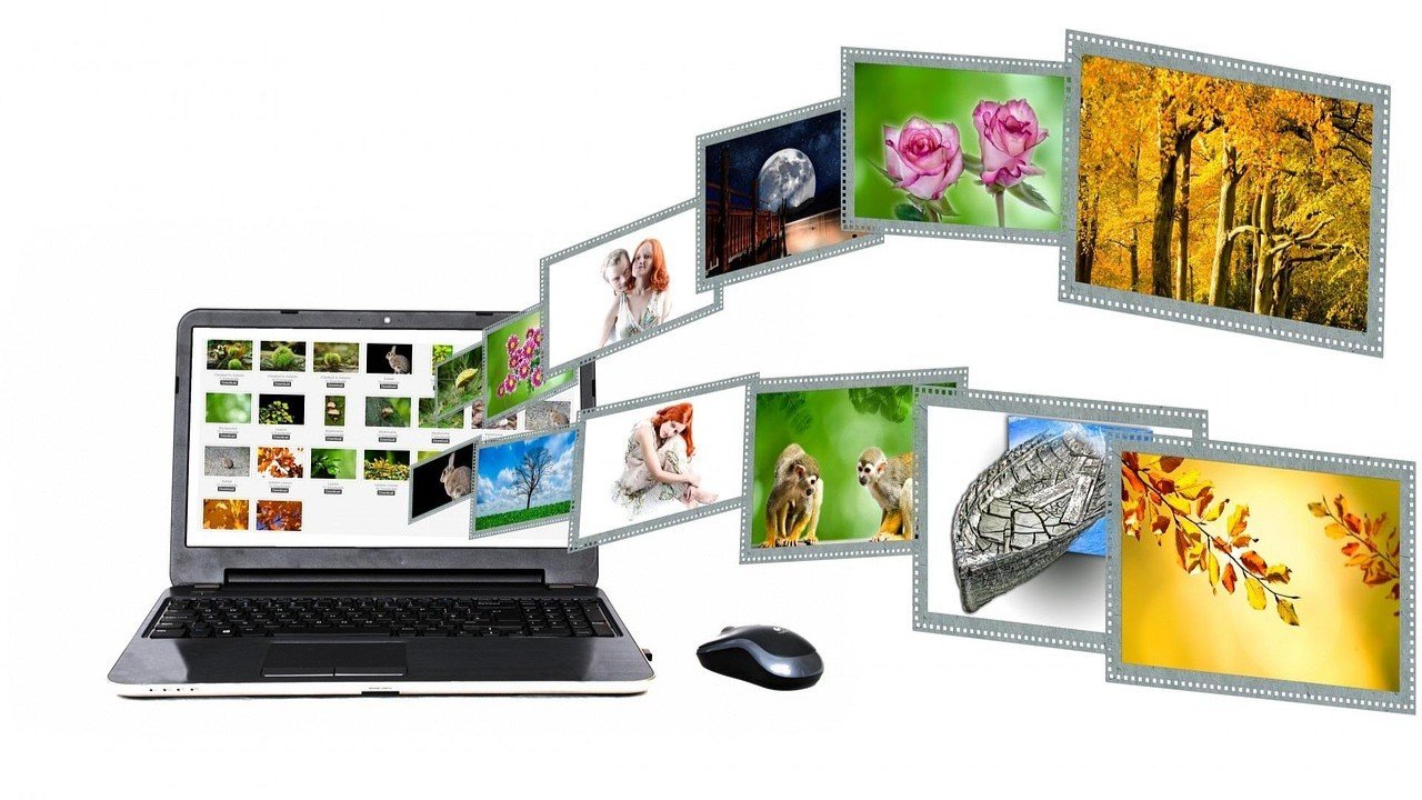 Notebook com imagens na tela recebendo inúmeras fotografias "entrando na tela pela direita da foto, ilustrando artigo como salvar fotos para web?
