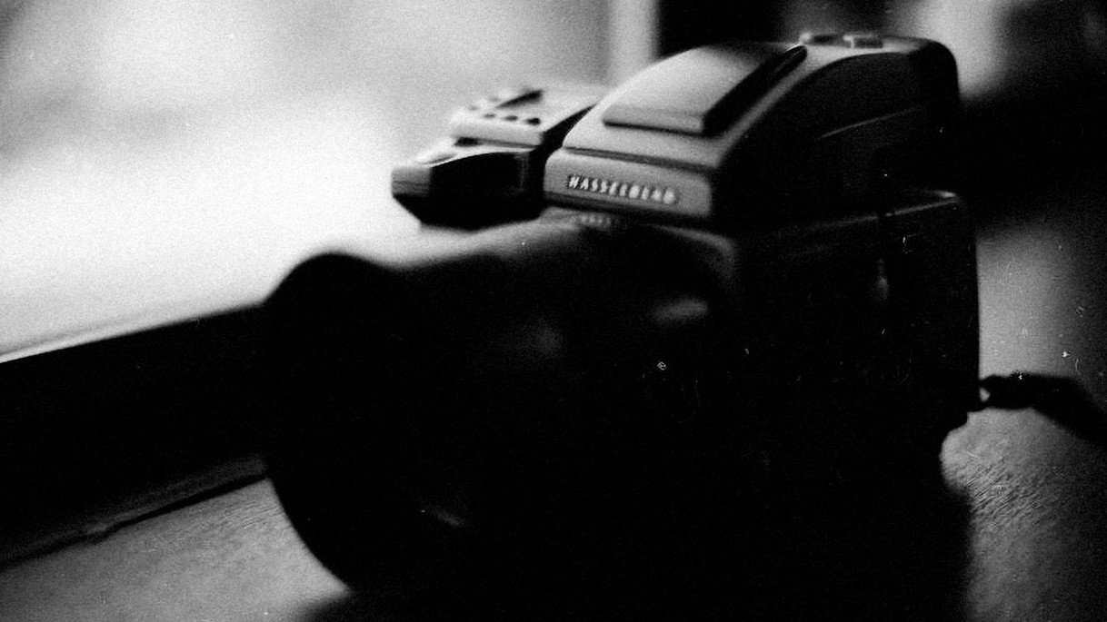 Câmera Hasselblad em ambiente de pouca luz, ilustrando artigo Câmeras Hasselblad hoje.