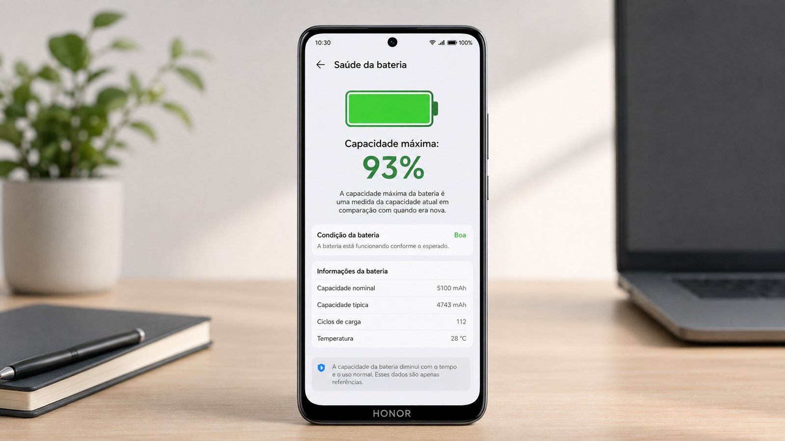 Smartphone HONOR exibindo uma tela de saúde da bateria em celulares Honor, com capacidade máxima de 93% e indicador simples de bateria.