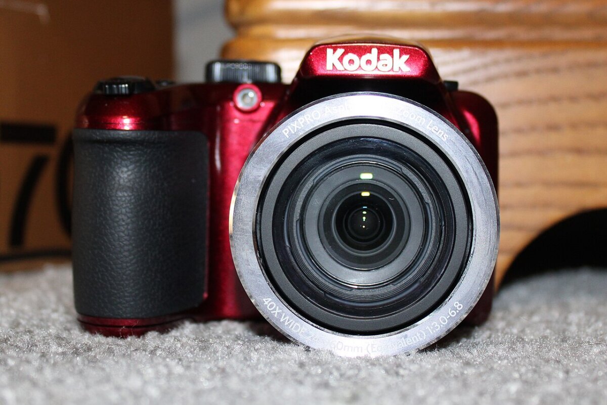 Front view of Kodak Pixpro AZ401 (cropped).jpg
